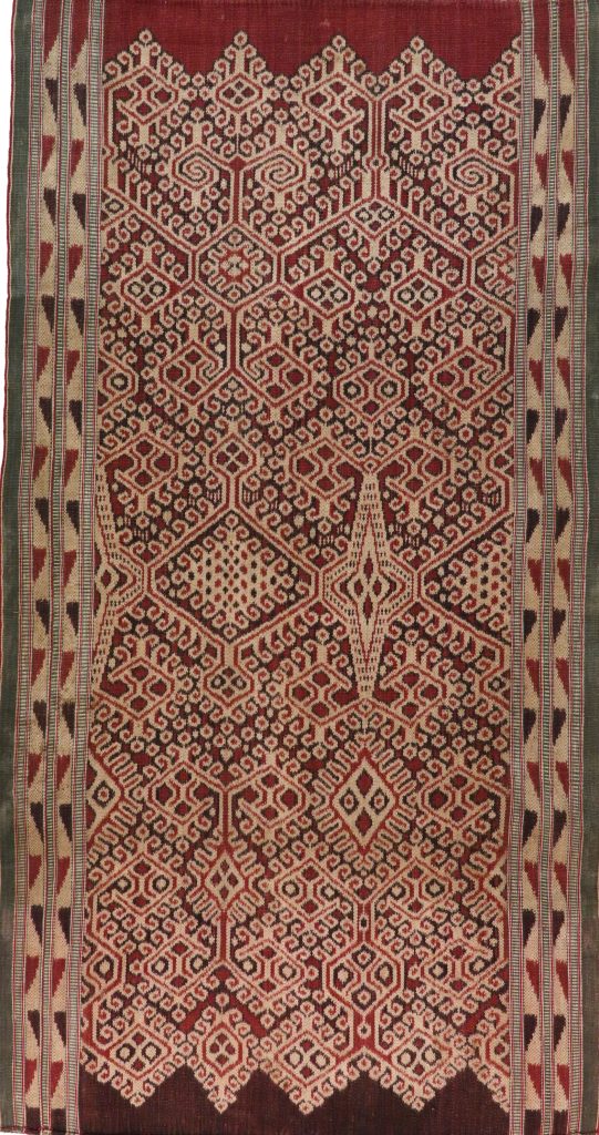 Un ensemble de sept textiles de l’aire ibanique de Bornéo offert par le Cercle Levi-Strauss